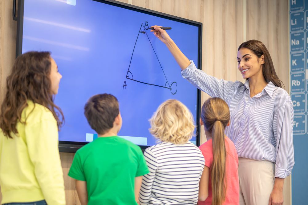 Why are smart boards beneficial in the classroom? | The Xperts Pakistan